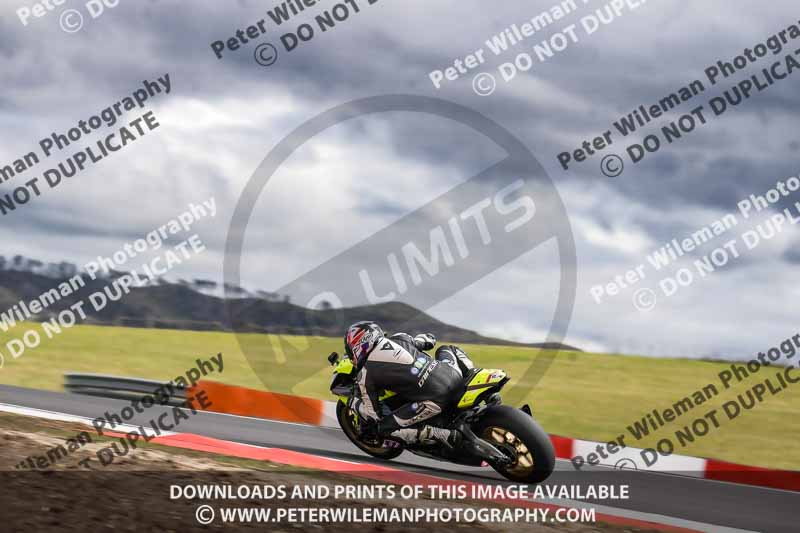 cadwell no limits trackday;cadwell park;cadwell park photographs;cadwell trackday photographs;enduro digital images;event digital images;eventdigitalimages;navarra;no limits trackdays;peter wileman photography;racing digital images;trackday digital images;trackday photos